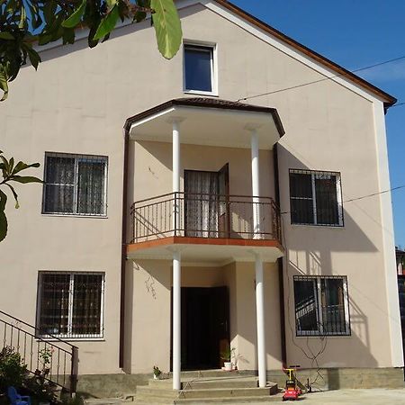 Guest House Nadia Sukhumi Esterno foto